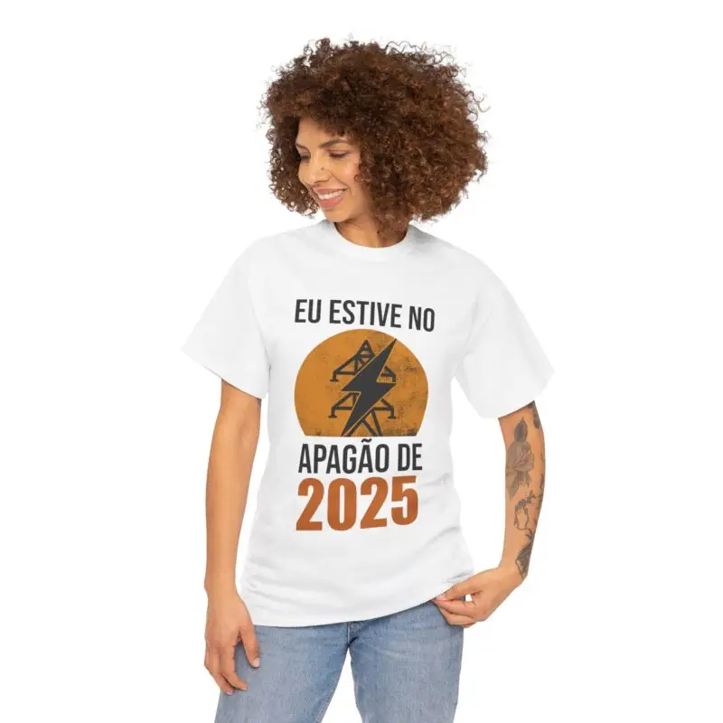 T-shirt Unissexo de Algodão Premium - Estive no apagão de 2025 - Image 8