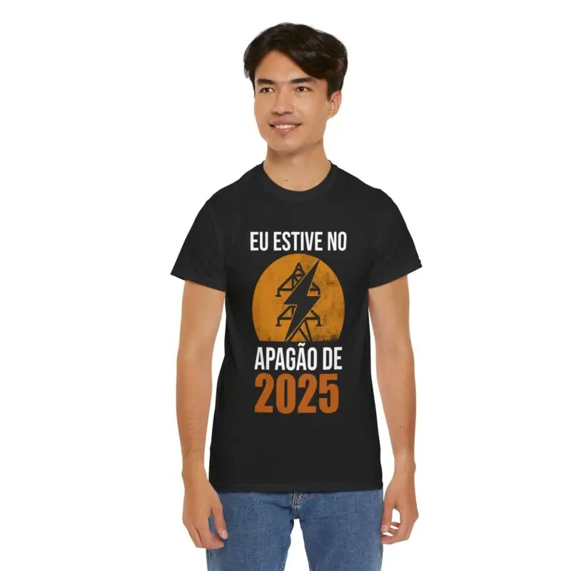 T-shirt Unissexo de Algodão Premium - Estive no apagão de 2025 - Image 4