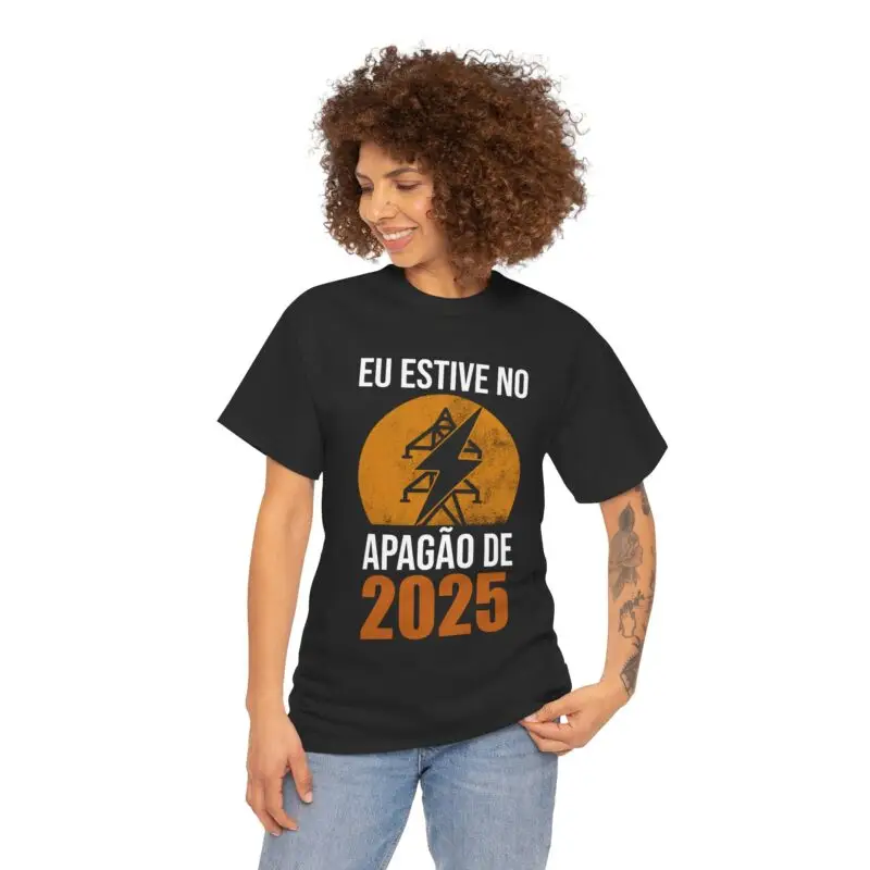 T-shirt Unissexo de Algodão Premium - Estive no apagão de 2025 - Image 5