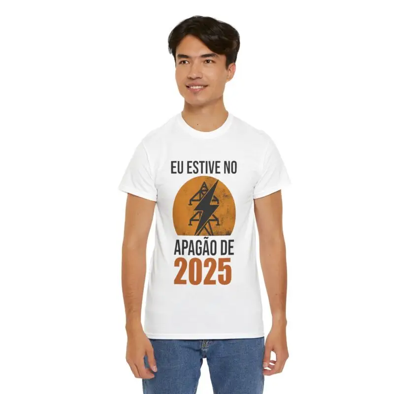 T-shirt Unissexo de Algodão Premium - Estive no apagão de 2025 - Image 9